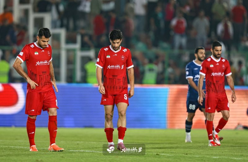 پرسپولیس با بازوبند مشکی وارد زمین می‌شود